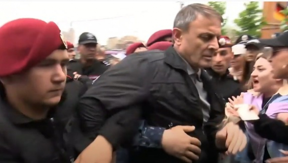 Полицейские увели из рядов митингующих бывшего главу Полиции Валерия Осипяна (видео)